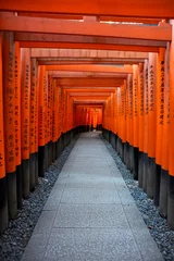 Fotobehang Rode Tori-poort bij Fushimi Inari-schrijn in Kyoto, Japan © kittipak
