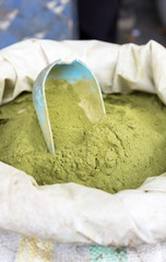 Hennapulver auf einem Markt in Marokko