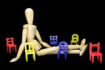 Zwischen allen Stühlen, q.