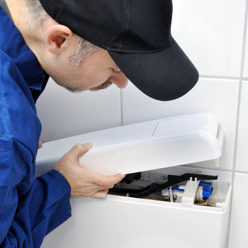 Sanitär-Installateur repariert WC-Spülkasten