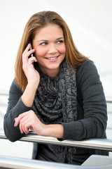 junge Frau telefoniert und freut sich