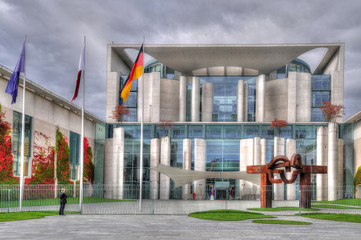 Obraz premium Flaggen vor dem Bundeskanzleramt