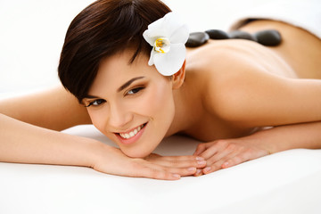 Obraz na płótnie Canvas Spa Woman. Beautiful Woman Getting Hot Stones Massage 