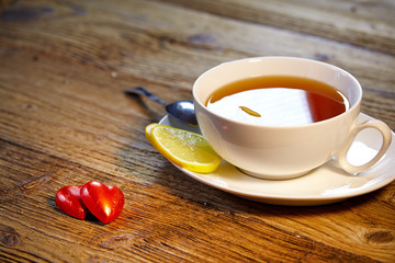 Obraz premium Cup of tea with lemon on the wooden table