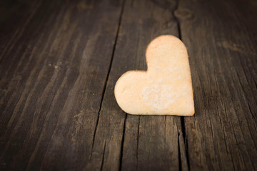 Obraz premium Heart of the cookies and the wooden background.