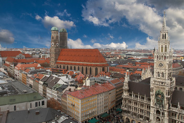 Naklejka na ściany i meble Widok z Marienplatz, Frauenkirche i Ratusz w Monachium