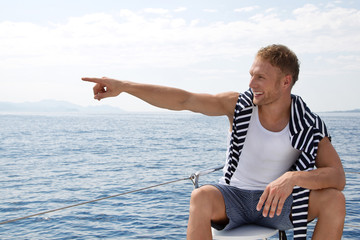 Mann am Meer am Segelschiff beim Segeln