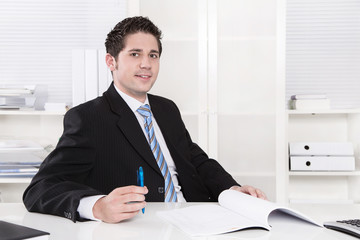 Junger Business Mann macht Karriere im Büro als Berater