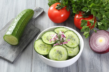 insalata di cetriolo con verdure