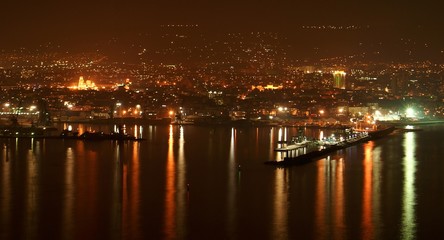 Obraz premium City lights at coastal night