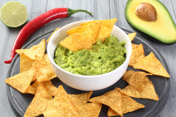 salsa guacamole avocado e nachos