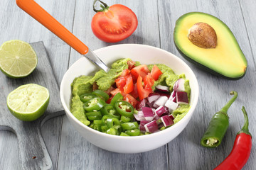 insalata guacamole con frutta e verdura fresca