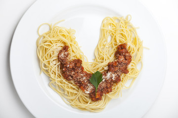 herzförmige Spaghetti auf einen Teller