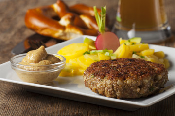 Bayerischer Hackbraten mit Kartoffelsalat