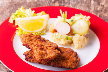 Wiener Schnitzel und Kartoffelsalat