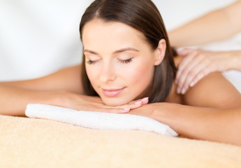 Obraz na płótnie Canvas beautiful woman in spa salon getting massage