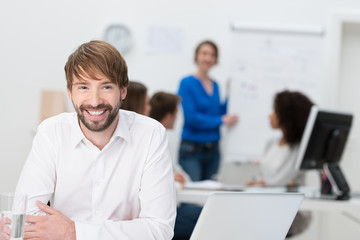 motivierter junger mann am arbeitsplatz