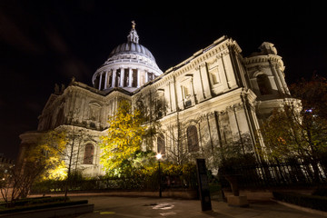 Fototapeta na wymiar St Pauls Cathedral at night