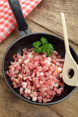Speckwürfel in Pfanne