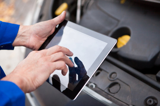 Car Mechanic Using Digital Tablet