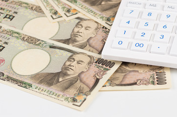 一万円札と電卓