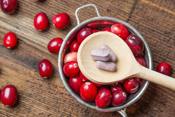 cranberries pills and fresh cranberries