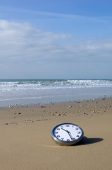 Pendule sur la plage, concept du temps qui passe