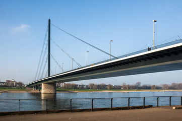 Fototapeta na wymiar 0062 Düsseldorf - Oberkasseler Brücke