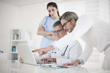 Fototapeta premium medical team discussing around a computer