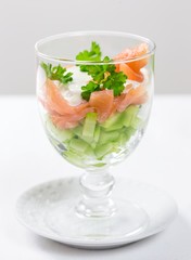 Vorspeise mit Lachs und Gurke