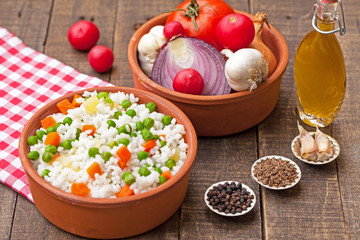 Obraz na płótnie Canvas ryż z groszkiem i warzyw