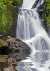 Fototapeta na wymiar idylliczny Wodospad