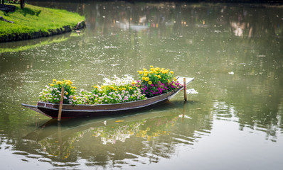 Fototapeta premium Flower in the boat decorate in the park