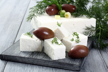 feta formaggio bianco sfondo grigio