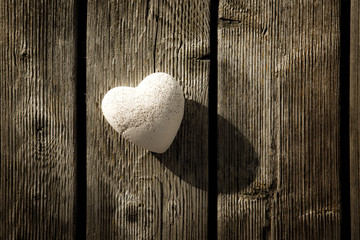 Stein Herz auf Holz