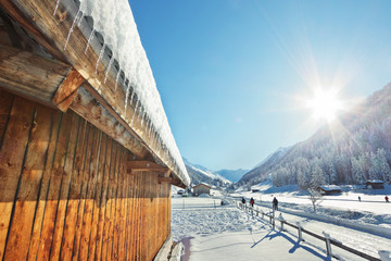 Fototapeta na wymiar Zimowy krajobraz z drewnianych chat - Szwajcaria
