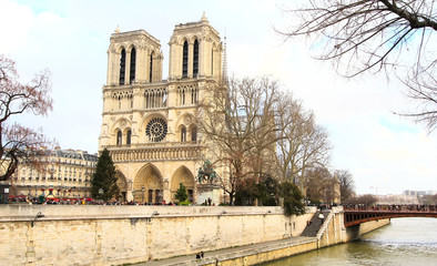 Fototapeta na wymiar Katedra Notre Dame w Paryżu