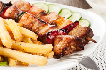 Grilled shashlik with chips