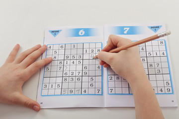 fillette faisant des calculs et sudoku