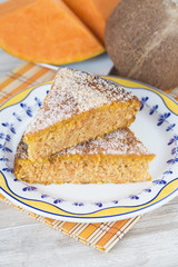 Plato con porciones de bizcocho casero de calabaza y coco