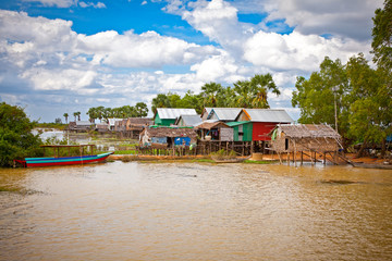 Fototapeta na wymiar Pływająca wioska na jeziorze Tonle Sap. Kambodża.