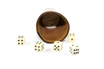 Würfelbecher mit Würfeln