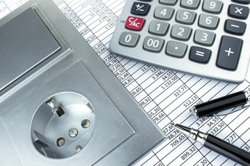 Steckdose Taschenrechner silber auf Tabelle