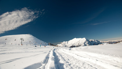 Fototapeta na wymiar Alpejskie stoki narciarskie