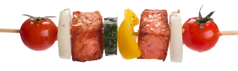 Crédence de cuisine en verre imprimé Légumes frais saumon aux légumes sur une brochette