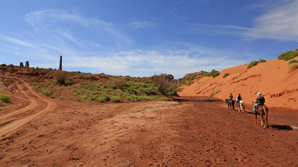 randonn&eacute;e &agrave; cheval &agrave; Monument Valley, Arizona