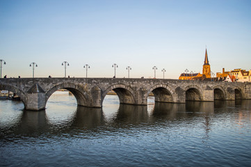 Fototapeta na wymiar St Servatius Bridge w Maastricht