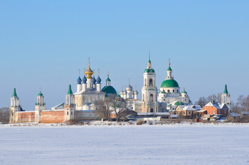 Fototapeta na wymiar Спасо-Яковлевский Димитриев монастырь в Ростове Великом зимой