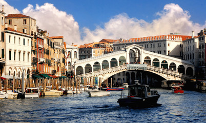 Fototapeta na wymiar Rialto bridge in Venice