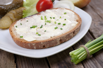 Butterbrot mit Schnittlauch